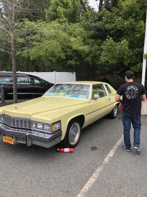 Cadillac DeVille Coupe 1977 image number 2
