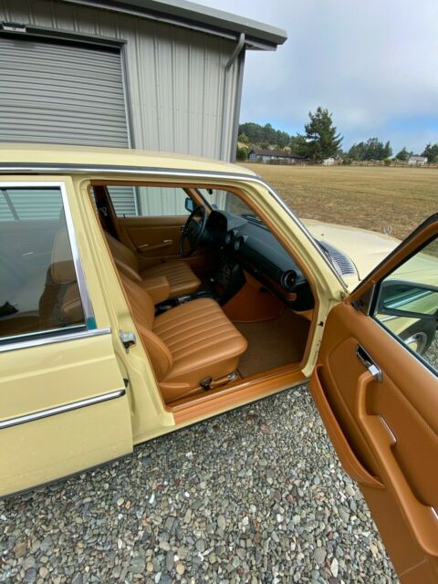 Mercedes-Benz 300-Series 1977 image number 25