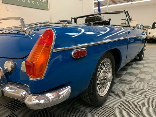 MG MGB 1972 image number 5