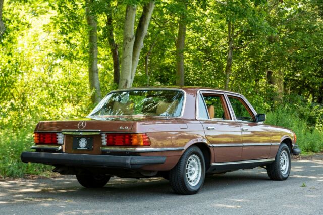Mercedes-Benz 400-Series 1977 image number 1