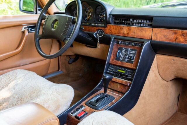 Mercedes-Benz 400-Series 1977 image number 16