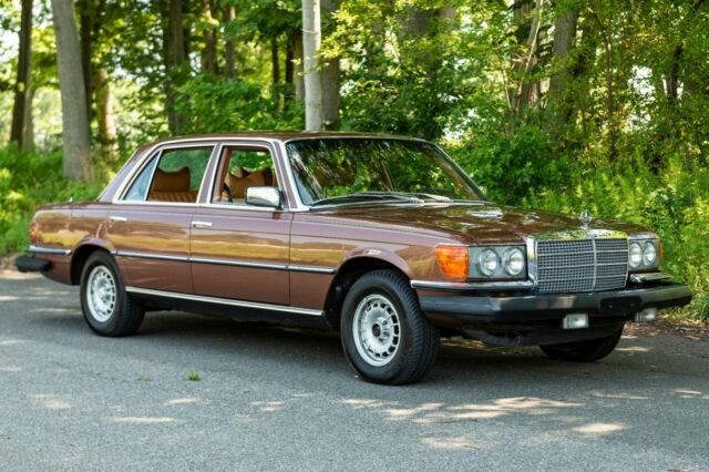 Mercedes-Benz 400-Series 1977 image number 3