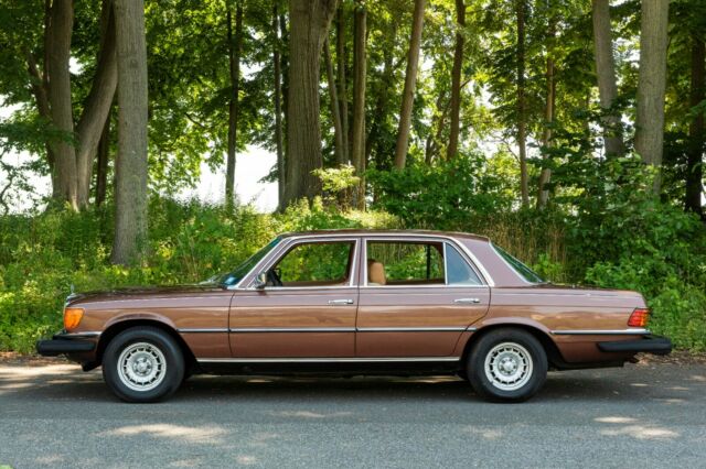 Mercedes-Benz 400-Series 1977 image number 30