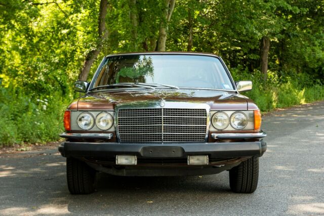 Mercedes-Benz 400-Series 1977 image number 9