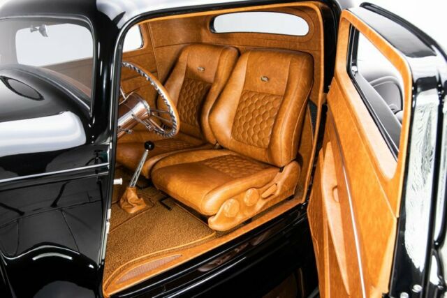 Ford 3-Window Coupe 1932 image number 2