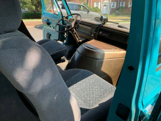 Ford E-Series Van 1970 image number 20