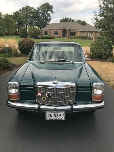 Mercedes-Benz 200-Series 1972 image number 25