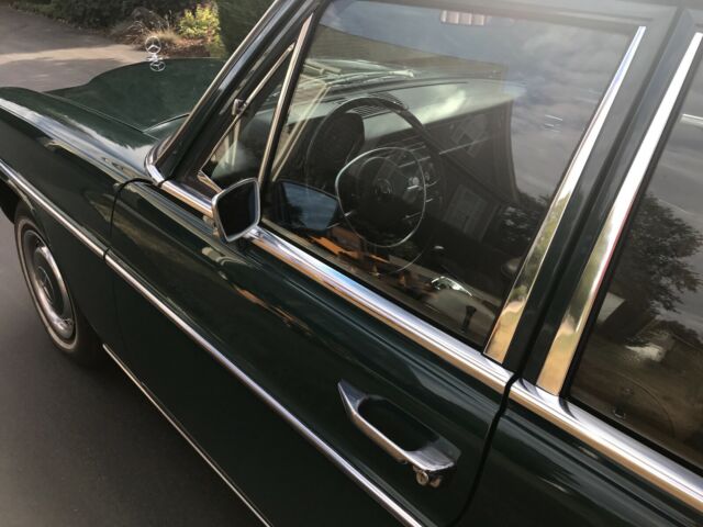 Mercedes-Benz 200-Series 1972 image number 29