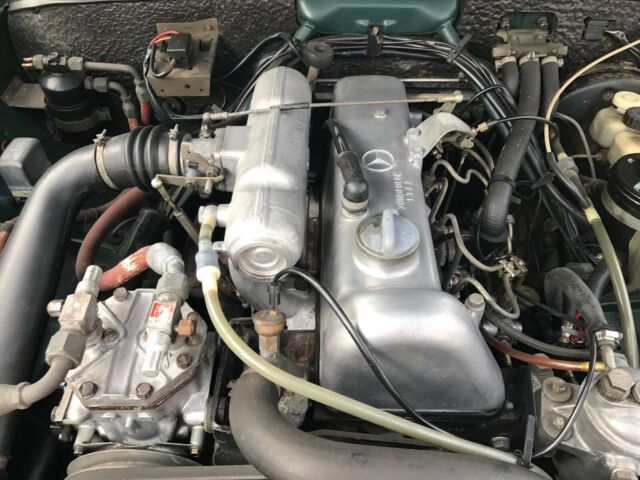 Mercedes-Benz 200-Series 1972 image number 38