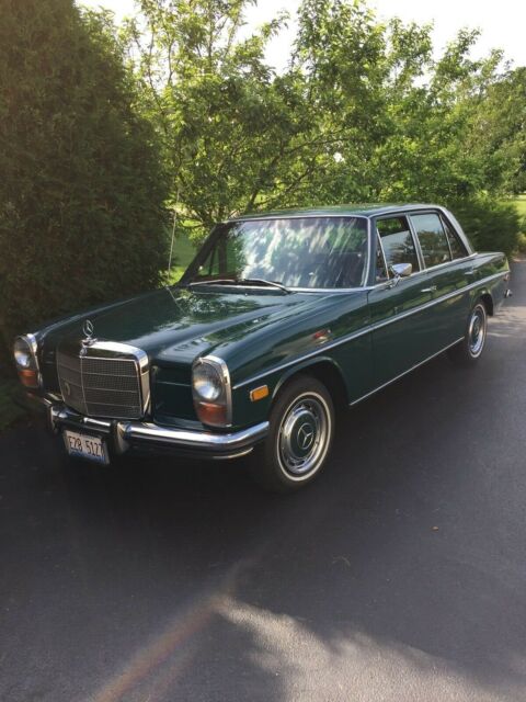 Mercedes-Benz 200-Series 1972 image number 4