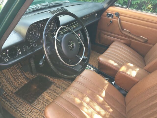 Mercedes-Benz 200-Series 1972 image number 6
