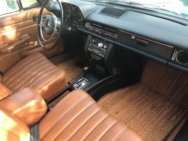 Mercedes-Benz 200-Series 1972 image number 7