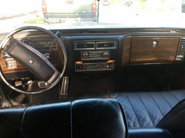 Cadillac DeVille Coupe 1977 image number 15