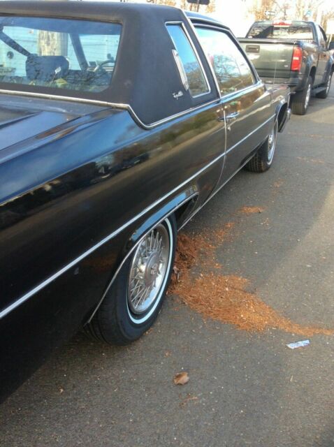 Cadillac DeVille Coupe 1977 image number 2