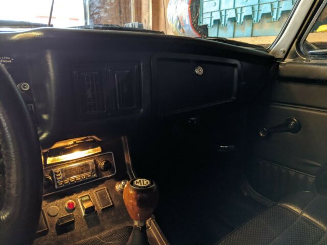 MG MGB 1974 image number 34