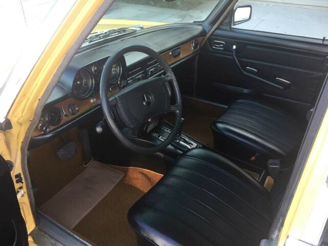 Mercedes-Benz 300-Series 1976 image number 15