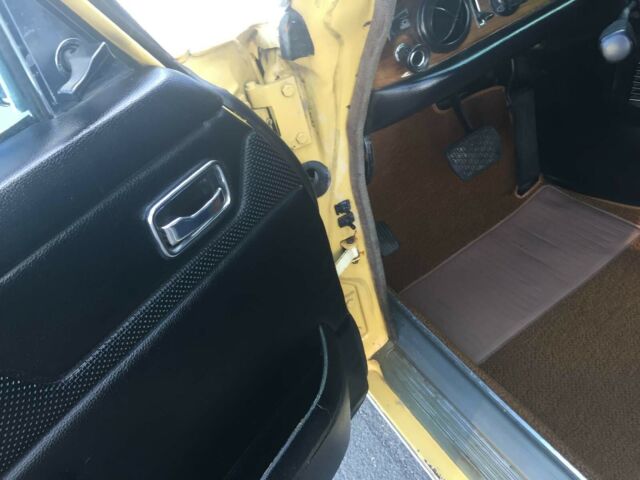 Mercedes-Benz 300-Series 1976 image number 36