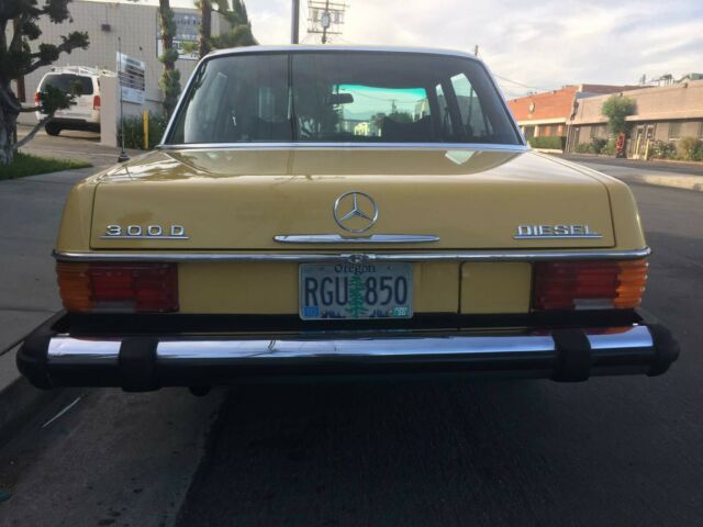 Mercedes-Benz 300-Series 1976 image number 5