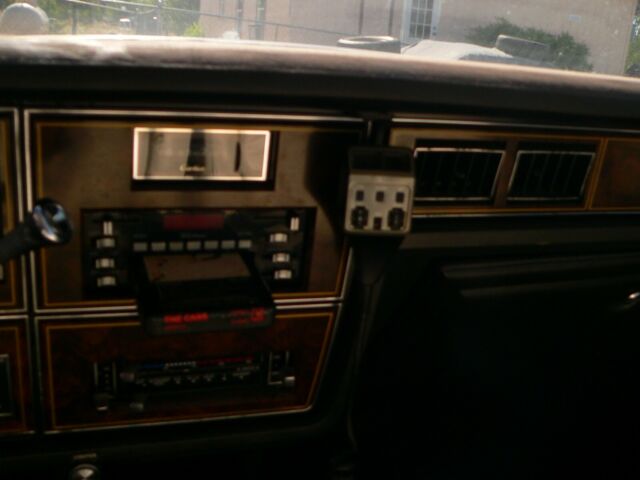 Lincoln Town Car 1979 image number 31