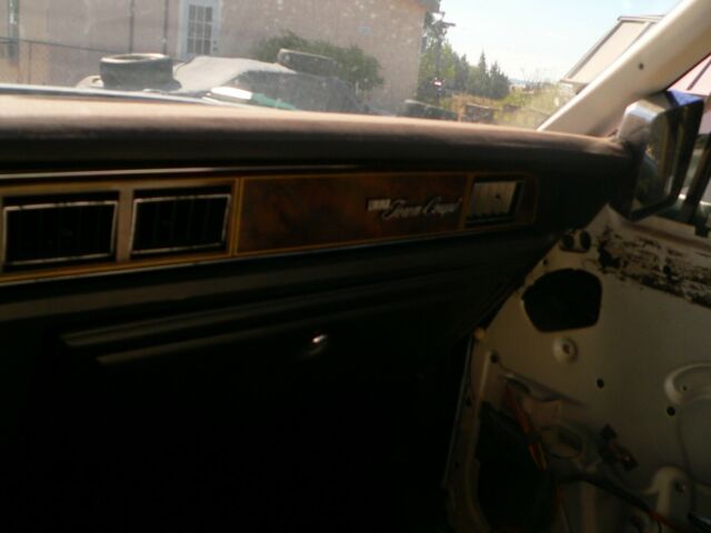 Lincoln Town Car 1979 image number 32