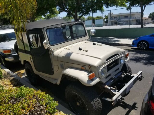 Toyota Land Cruiser 40 1975 image number 13