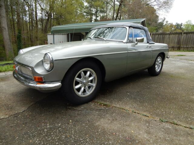 MG MGB 1974 image number 16