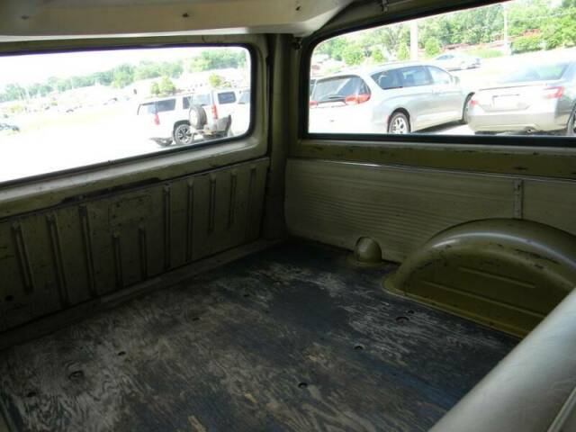 Chevrolet Suburban 1970 image number 14
