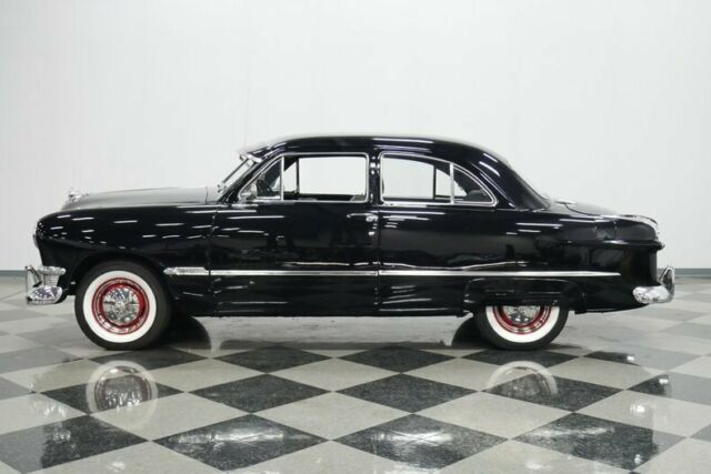 Ford Tudor 1950 image number 26