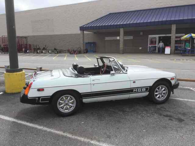 MG B 1977 image number 10