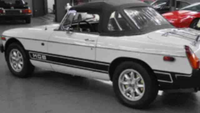 MG B 1977 image number 2