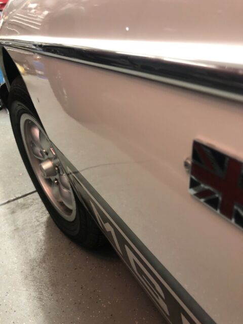MG B 1977 image number 34