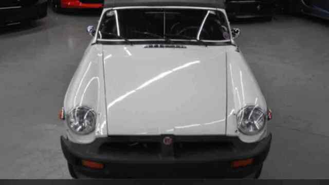 MG B 1977 image number 6
