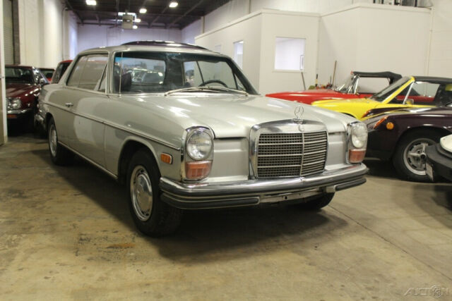 Mercedes-Benz 200-Series 1973 image number 0