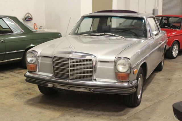 Mercedes-Benz 200-Series 1973 image number 25