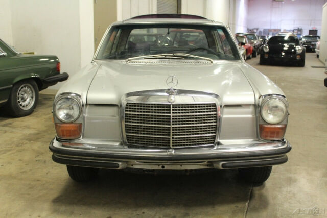 Mercedes-Benz 200-Series 1973 image number 28