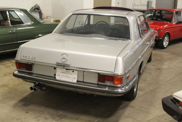 Mercedes-Benz 200-Series 1973 image number 3