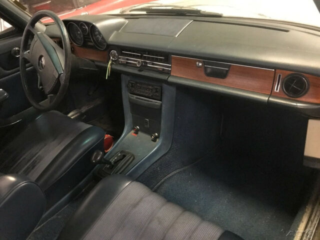Mercedes-Benz 200-Series 1973 image number 35