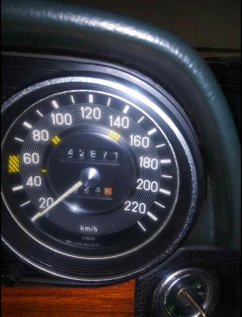 Mercedes-Benz 200-Series 1973 image number 41