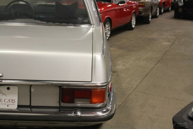 Mercedes-Benz 200-Series 1973 image number 7