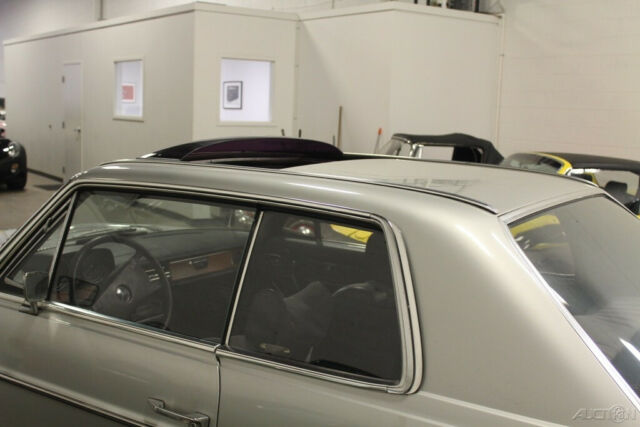 Mercedes-Benz 200-Series 1973 image number 8