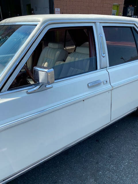 Lincoln Versailles 1977 image number 13