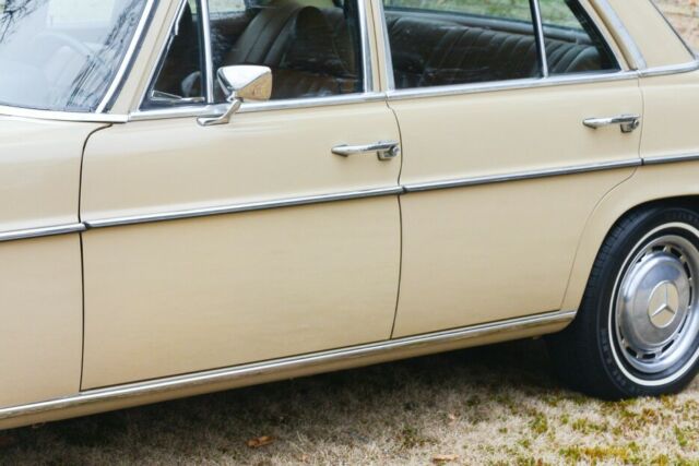 Mercedes-Benz 200-Series 1976 image number 12