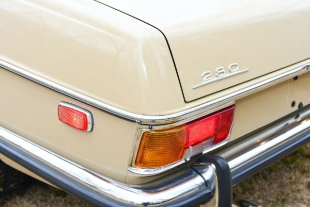 Mercedes-Benz 200-Series 1976 image number 13