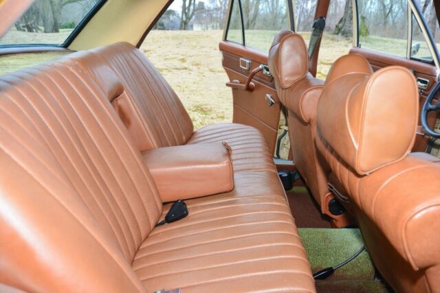Mercedes-Benz 200-Series 1976 image number 16