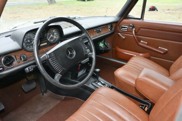 Mercedes-Benz 200-Series 1976 image number 4