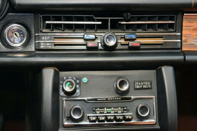 Mercedes-Benz 200-Series 1976 image number 5