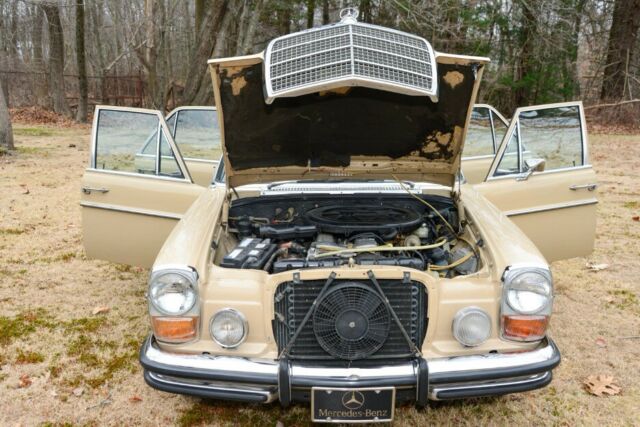 Mercedes-Benz 200-Series 1976 image number 7