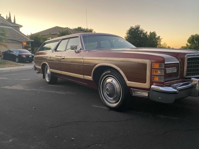 Ford Country Squire 1975 image number 10