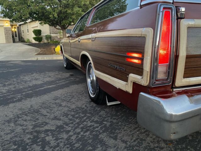 Ford Country Squire 1975 image number 38