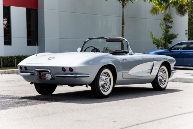Chevrolet Corvette 1961 image number 14